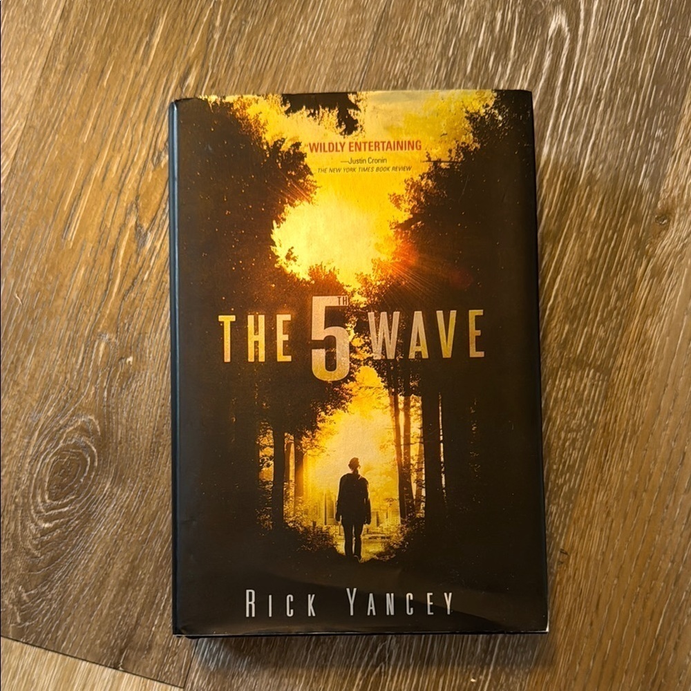 The 5th Wave Hardcover Book by Rick yancey